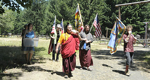 Dzogchen Khenpo Choga Rinpoche sounds a conch